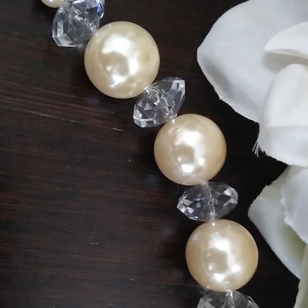 Stunning Pearlesque Statement Necklace - Picture 3 of 8